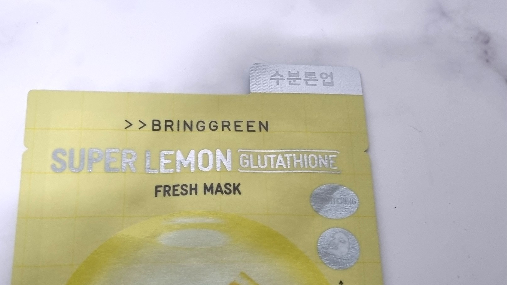 Mặt nạ BRINGGREEN Super Lemon Glutathione Fresh Mask với thiết kế tông vàng nổi bật, thành phần dưỡng trắng và cấp ẩm cho da.